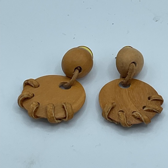 “HANDMADE” ROUND WOOD AND LEATHER ROPE DROP STYLR PIERCED EARRINGS. - Picture 5 of 9